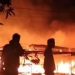 Warga menyaksikan kobaran api yang melalap permukiman di Kelurahan Nibung Putih, Muara Sabak Barat, Tanjung Jabung Timur, Minggu (26/4/2026) dini hari. (Dok. Daus)