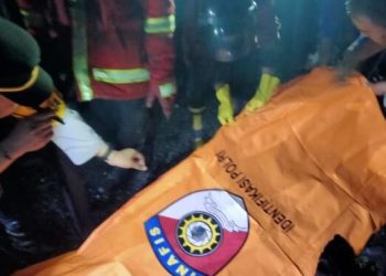 Petugas bersama warga mengevakuasi korban kebakaran di permukiman Kelurahan Nibung Putih, Muara Sabak Barat, Tanjung Jabung Timur, Minggu (26/4/2026) dini hari. (Dok. Daus)