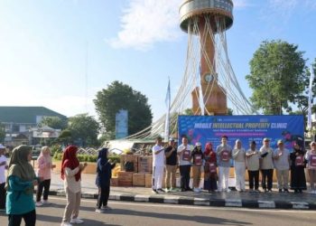Ratusan warga mengikuti senam massal dalam rangka peringatan Hari Kekayaan Intelektual Sedunia 2026 di kawasan CFD Tugu Keris Siginjai, Kota Jambi, Minggu (26/4/2026) (Dok. Nahar)