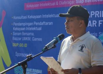 Kepala Kanwil Kemenkum Jambi Jonson Siagian memberikan sambutan pada peringatan Hari Kekayaan Intelektual Sedunia 2026 di kawasan Car Free Day Tugu Keris Siginjai, Kota Jambi, Minggu (26/4/2026). (Dok. Stepanus)