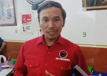 Anggota Komisi V DPR RI Edi Purwanto memberikan keterangan kepada awak media usai meninjau pembangunan jalan nasional di kawasan Pembengis, Kabupaten Tanjung Jabung Barat, Minggu (26/4/2026). (Dok. Latif)