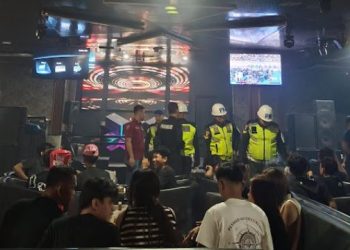 Petugas gabungan dari Denpom II/2 Jambi, Polri, BNN, dan Satpol PP melakukan razia di salah satu tempat hiburan malam di Kota Jambi, Sabtu (25/4/2026) malam. (Dok. Nahar)