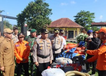 Kapolres Tanjab Timur AKBP Ade Candra memimpin apel kesiapsiagaan penanggulangan karhutla bersama unsur Forkopimda dan instansi terkait di lapangan Mapolres Tanjab Timur, Senin (27/4/2026). (Dok. Daus)