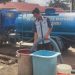 Petugas Perumdam Tirta Mayang menyalurkan air bersih menggunakan mobil tangki kepada warga terdampak gangguan distribusi akibat perbaikan Instalasi Pengolahan Air (IPA) Broni 1 di Kota Jambi. (Dok.,Erit)