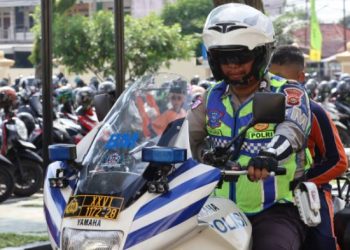 Personel Satlantas Polresta Jambi memberikan edukasi keselamatan berlalu lintas kepada siswa SD IT Ash-Shiddiiqi dalam program Polisi Sahabat Anak (Polsanak) di halaman Mapolresta Jambi, Selasa (28/4/2026). (Dok. Nahar)