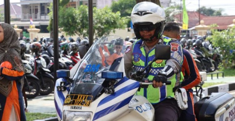 Personel Satlantas Polresta Jambi memberikan edukasi keselamatan berlalu lintas kepada siswa SD IT Ash-Shiddiiqi dalam program Polisi Sahabat Anak (Polsanak) di halaman Mapolresta Jambi, Selasa (28/4/2026). (Dok. Nahar)