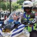 Personel Satlantas Polresta Jambi memberikan edukasi keselamatan berlalu lintas kepada siswa SD IT Ash-Shiddiiqi dalam program Polisi Sahabat Anak (Polsanak) di halaman Mapolresta Jambi, Selasa (28/4/2026). (Dok. Nahar)