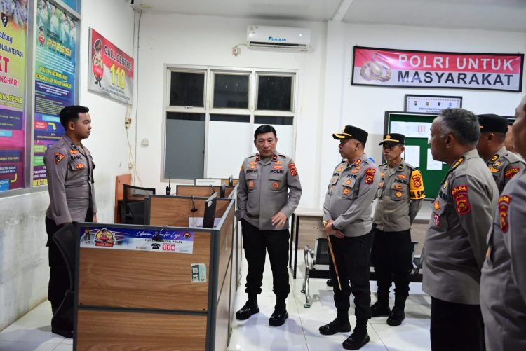 Wakapolda Jambi Brigjen Pol. Benny Ali (tengah) didampingi pejabat utama Polda Jambi saat meninjau ruang pelayanan di Polres Batanghari, Rabu (15/4/2026) (dok.Nahar)