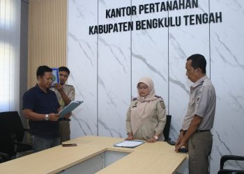 Kantor Pertanahan Kabupaten Bengkulu Tengah melakukan kegiatan sumpah bagi pemohon yang mengaku kehilangan dokumen tanah, Senin (27/4/2026). (foto:yola)