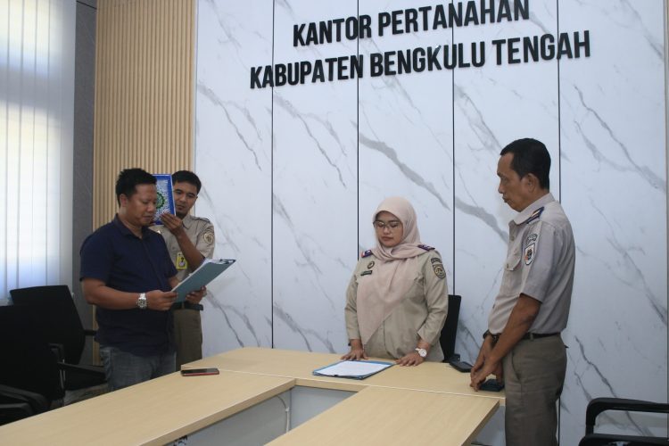 Kantor Pertanahan Kabupaten Bengkulu Tengah melakukan kegiatan sumpah bagi pemohon yang mengaku kehilangan dokumen tanah, Senin (27/4/2026). (foto:yola)