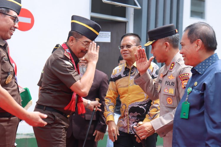 Kapolda Bengkulu Irjen Pol Mardiyono, S.I.K., M.Si. menghadiri undangan ramah tamah dan silaturahmi Kepala Kejaksaan Tinggi (Kajati) Bengkulu yang baru, Saiful Bahri Siregar, S.H., M.H., Kamis (30/4). (foto:yola)