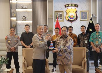 Kapolda Bengkulu Irjen Pol Mardiyono, S.I.K., M.Si. menerima kunjungan silaturahmi dari Executive General Manager PT Pertamina Patra Niaga Regional Sumbagsel, Kamis (30/4). (foto:yola)