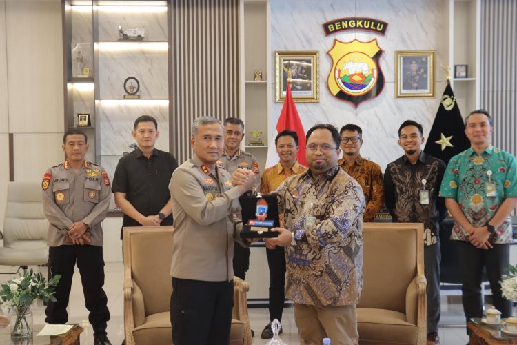 Kapolda Bengkulu Irjen Pol Mardiyono, S.I.K., M.Si. menerima kunjungan silaturahmi dari Executive General Manager PT Pertamina Patra Niaga Regional Sumbagsel, Kamis (30/4). (foto:yola)