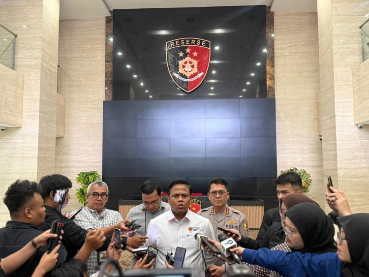 Brigjen Pol. Moh. Irhamni dalam doorstop di Lobby Utama Lantai 1 Bareskrim Polri, Kamis (30/4/2026). (foto:yola)