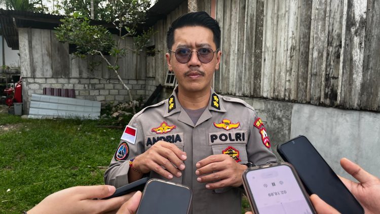 Wakil Kepala Satuan Tugas Humas Operasi Damai Cartenz 2026, AKBP Andria, S.I.K., saat dijumpai media (30/4). (foto:yola)