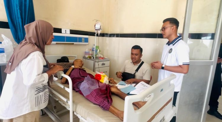 Petugas Lapas Jambi dan Balai Pemasyarakatan (Bapas) melakukan pendampingan serta penyerahan berkas pembebasan bersyarat kepada warga binaan penderita kanker usus di RSUD Raden Mattaher, Jambi. (Dok. Nahar)