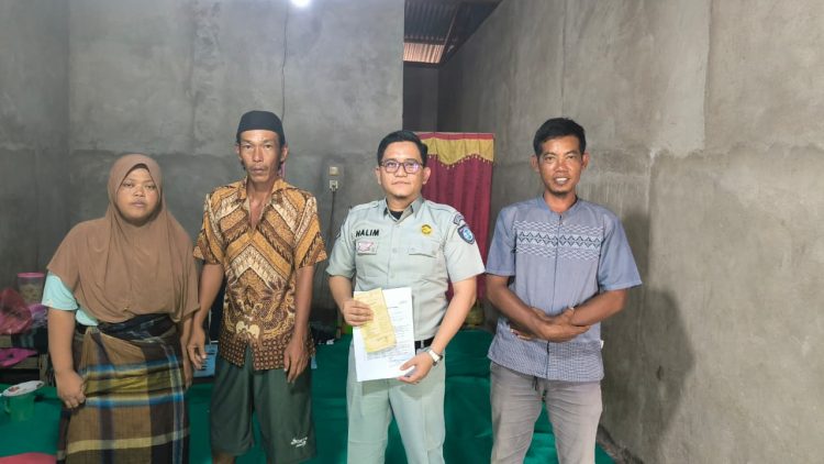 Petugas Jasa Raharja Wilayah Jambi menyerahkan santunan kepada ahli waris korban kecelakaan lalu lintas di Jalan Lingkar Selatan II, Kota Jambi, Minggu (5/4/2026) (Dok. Humas JR Jamb)