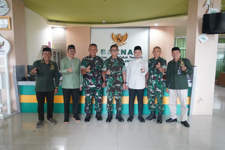 Danrem 042/Gapu Brigjen TNI Nyamin (tengah) bersama pimpinan BAZNAS Provinsi Jambi saat kunjungan di Kantor BAZNAS, Selasa (7/4/2026). (Dok. Nahar)