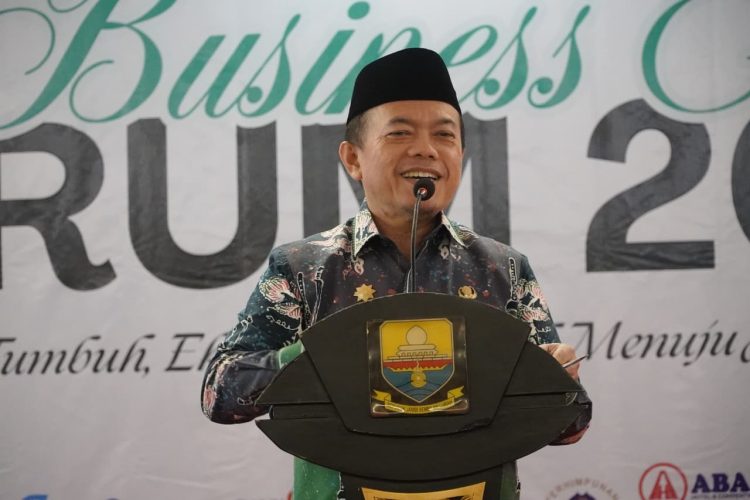 Gubernur Jambi Al Haris saat membuka Jambi Business Matching Forum 2026 yang mempertemukan pelaku UMKM dengan BUMN dan mitra usaha di Swiss-Belhotel Jambi, Kamis (9/4/2026). (Dok. Stepanus)