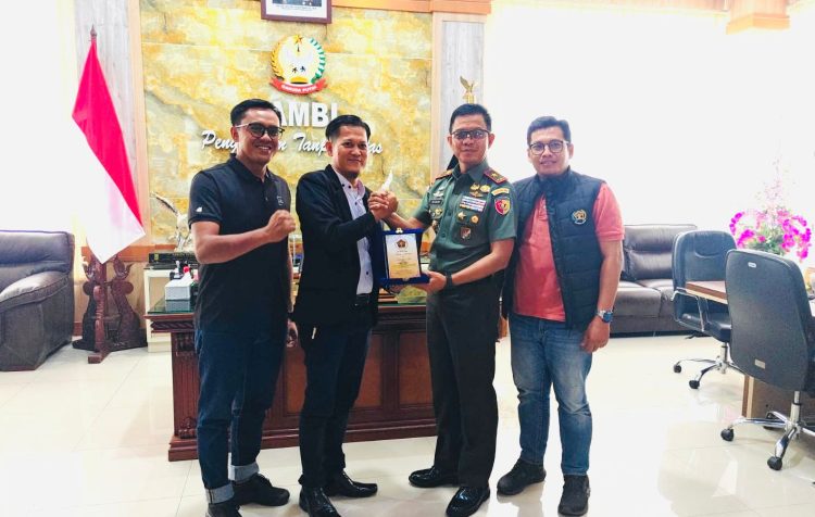 Ketua PWI Kota Jambi bersama pengurus menyerahkan plakat kepada Danrem 042/Gapu Brigjen TNI Nyamin saat kunjungan silaturahmi di Kota Jambi, Jumat (10/4/2026) (Dok. Nahar)