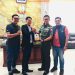 Ketua PWI Kota Jambi bersama pengurus menyerahkan plakat kepada Danrem 042/Gapu Brigjen TNI Nyamin saat kunjungan silaturahmi di Kota Jambi, Jumat (10/4/2026) (Dok. Nahar)
