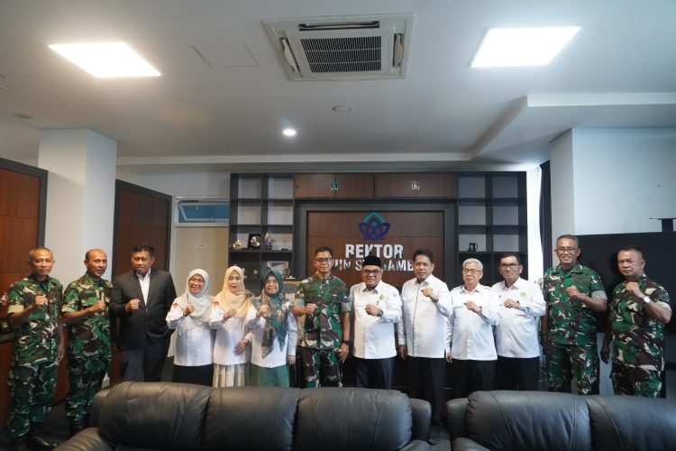 Danrem 042/Gapu Brigjen TNI Nyamin bersama Rektor UIN STS Jambi Kasful Anwar dan jajaran berfoto usai penandatanganan Nota Kesepahaman (MoU) di Gedung Rektorat UIN STS Jambi, Senin (12/4/2026), (Dok. Nahar)