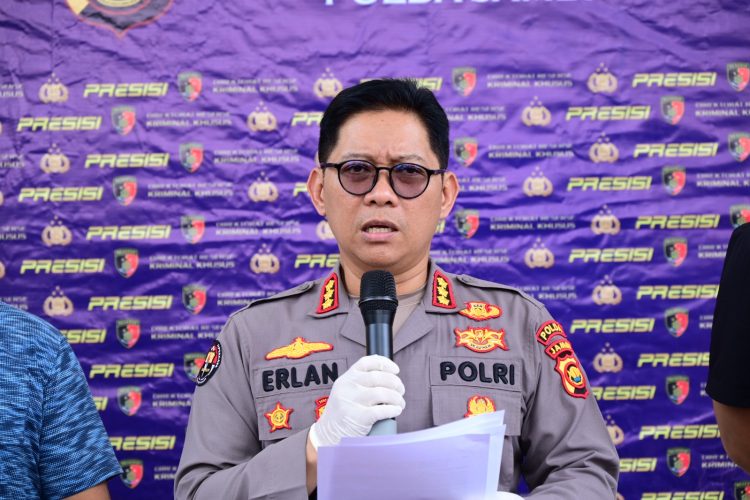 Kabid Humas Polda Jambi Kombes Pol. Erlan Munaji menyampaikan keterangan kepada awak media terkait penanganan konflik antara warga Suku Anak Dalam (SAD) dan petugas keamanan PT Sari Aditya Loka (SAL) Dok.Nahar)