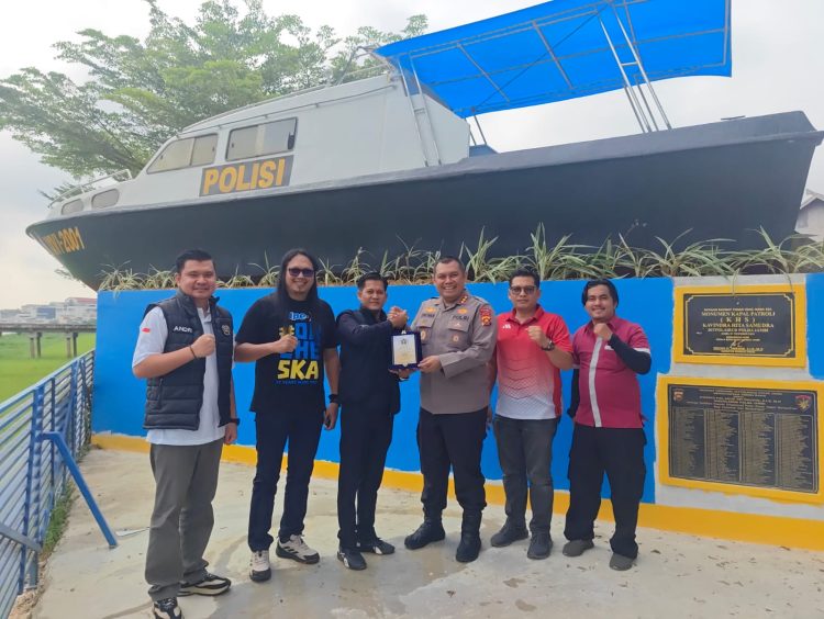 Ketua PWI Kota Jambi bersama pengurus menyerhakan Plakat kepada Ditpolairud Polda Jambi di Mako Ditpolairud, Selasa (14/4/2026) (Dok. Dhea)