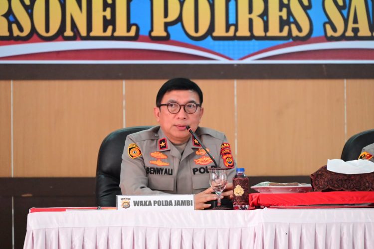 Wakapolda Jambi Brigjen Pol. B. Ali memberikan arahan kepada jajaran Polres Sarolangun saat kunjungan kerja di Mapolres Sarolangun, Rabu (15/4/2026) (Dok. Humas)