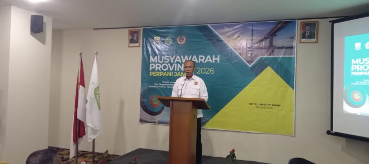Ketua Umum KONI Provinsi Jambi, Mat Sanusi, menyampaikan sambutan saat Musyawarah Provinsi (Musprov) Perpani Jambi 2026 di Hotel Infinity Jambi, Sabtu (18/4).(Dok. Nahar)