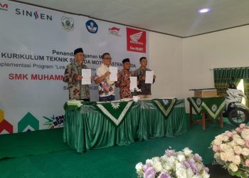 Penandatanganan kerja sama kurikulum Teknik Sepeda Motor antara SMK Muhammadiyah Singkut dan Astra Honda Motor di Jambi, Kamis (9/4/2026) (Dok. Daus)