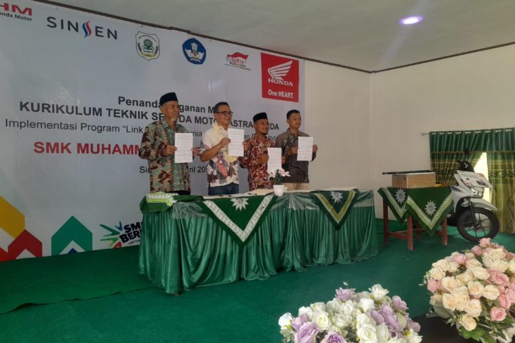 Penandatanganan kerja sama kurikulum Teknik Sepeda Motor antara SMK Muhammadiyah Singkut dan Astra Honda Motor di Jambi, Kamis (9/4/2026) (Dok. Daus)