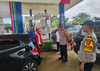 Personel kepolisian melakukan pengecekan di SPBU di wilayah Jambi. (Dok. Nahar)