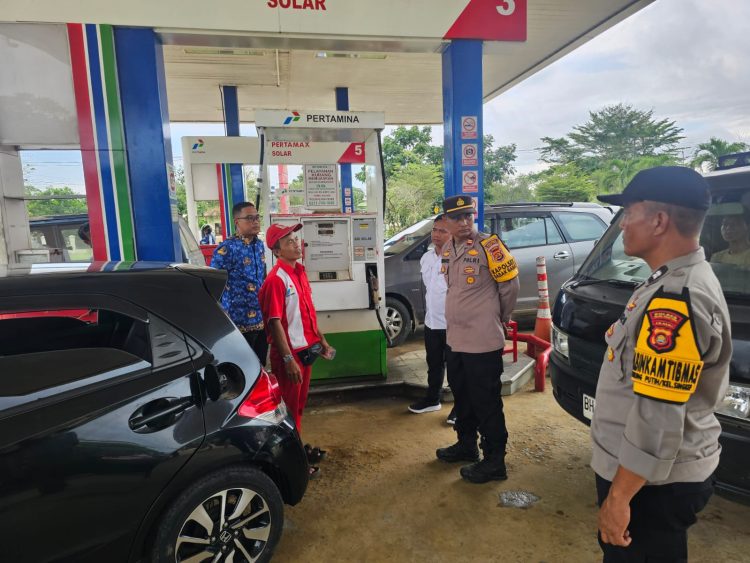 Personel kepolisian melakukan pengecekan di SPBU di wilayah Jambi. (Dok. Nahar)