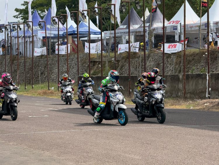 Sejumlah pembalap memacu Yamaha GEAR ULTIMA saat mengikuti ajang Endurance Race di Sirkuit Puncak Mario (Dok. Erit)