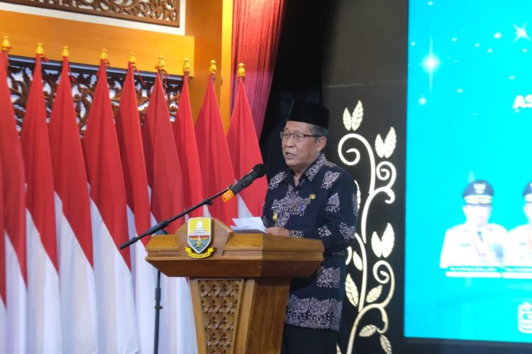 Wakil Gubernur Jambi Abdullah Sani menyampaikan sambutan saat menghadiri pelantikan DPW APPSI Provinsi Jambi di Auditorium Rumah Dinas Gubernur Jambi, Senin (20/4/2026) malam. (Dok. Stepanus)