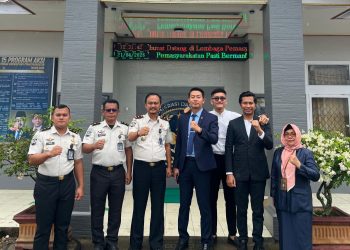 Hakim Pengawas dan Pengamat (Wasmat) PN Tebo bersama jajaran Lapas Muara Tebo berfoto usai melakukan kunjungan pengawasan pelaksanaan putusan pengadilan, Selasa (21/4/2026). (Dok. Humas)