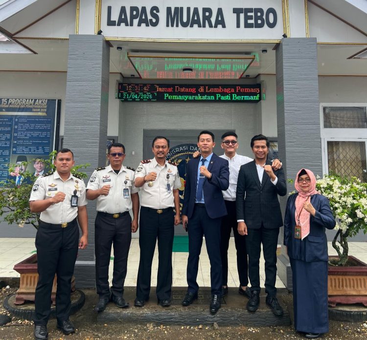Hakim Pengawas dan Pengamat (Wasmat) PN Tebo bersama jajaran Lapas Muara Tebo berfoto usai melakukan kunjungan pengawasan pelaksanaan putusan pengadilan, Selasa (21/4/2026). (Dok. Humas)