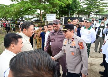 Wakapolda Jambi Brigjen Pol. B. Ali bersalaman dengan pejabat daerah saat menghadiri pelantikan DPD HKTI Provinsi Jambi dan Wanita Tani Indonesia di Muaro Jambi, Selasa (21/4/2026). (Dok. Nahar)