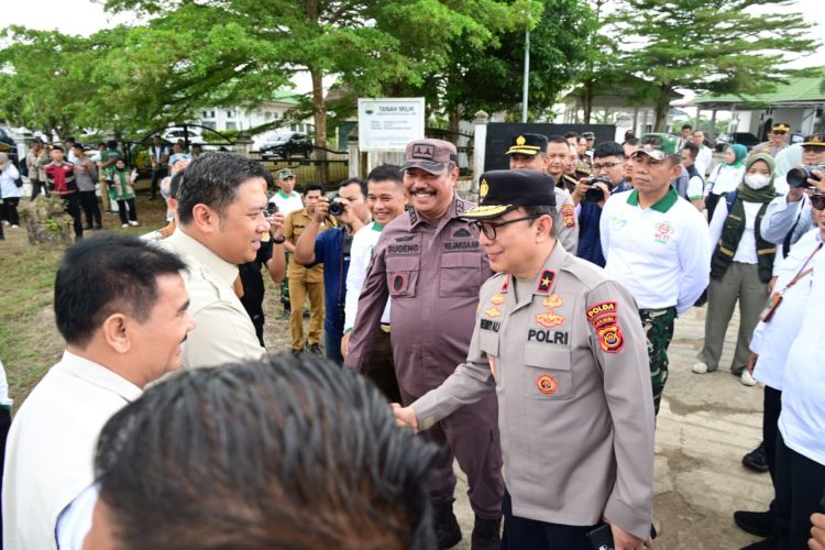 Wakapolda Jambi Brigjen Pol. B. Ali bersalaman dengan pejabat daerah saat menghadiri pelantikan DPD HKTI Provinsi Jambi dan Wanita Tani Indonesia di Muaro Jambi, Selasa (21/4/2026). (Dok. Nahar)