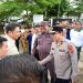 Wakapolda Jambi Brigjen Pol. B. Ali bersalaman dengan pejabat daerah saat menghadiri pelantikan DPD HKTI Provinsi Jambi dan Wanita Tani Indonesia di Muaro Jambi, Selasa (21/4/2026). (Dok. Nahar)