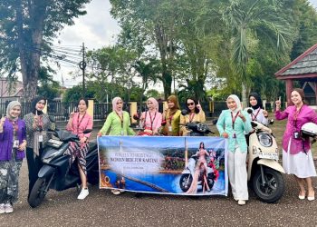 Karyawati Honda Sinsen mengenakan kebaya saat mengikuti kegiatan city rolling dalam rangka peringatan Hari Kartini di Kota Jambi, Selasa (21/4/2026). (Dok. Stepanus)
