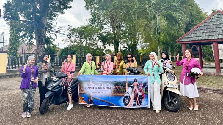 Karyawati Honda Sinsen mengenakan kebaya saat mengikuti kegiatan city rolling dalam rangka peringatan Hari Kartini di Kota Jambi, Selasa (21/4/2026). (Dok. Stepanus)