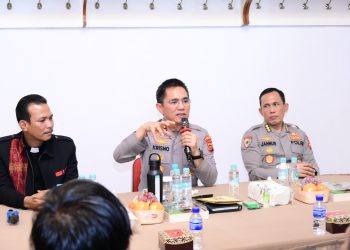 Kapolda Jambi Irjen Pol. Krisno H. Siregar saat berdialog dengan pengurus Gereja HKBP Jambi dalam kegiatan silaturahmi di Kota Jambi, Selasa (21/4/2026). (Dok. Nahar)