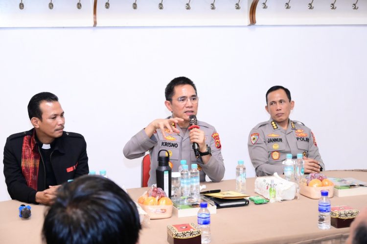 Kapolda Jambi Irjen Pol. Krisno H. Siregar saat berdialog dengan pengurus Gereja HKBP Jambi dalam kegiatan silaturahmi di Kota Jambi, Selasa (21/4/2026). (Dok. Nahar)