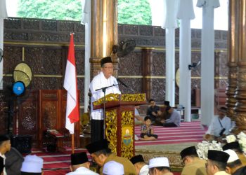 Wakil Gubernur Jambi Abdullah Sani menyampaikan sambutan dalam kegiatan Tabligh Akbar dan Halal Bihalal Pemprov Jambi bersama BKMT Provinsi Jambi di Masjid Agung Al-Falah, Kota Jambi, Selasa (21/4/2026). (Dok. Stepanus)