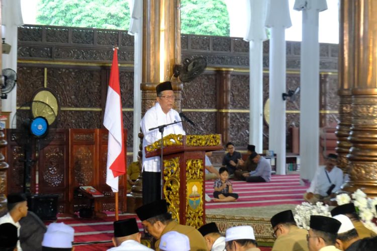 Wakil Gubernur Jambi Abdullah Sani menyampaikan sambutan dalam kegiatan Tabligh Akbar dan Halal Bihalal Pemprov Jambi bersama BKMT Provinsi Jambi di Masjid Agung Al-Falah, Kota Jambi, Selasa (21/4/2026). (Dok. Stepanus)