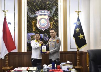 Kapolda Jambi Irjen Pol. Krisno H. Siregar menerima cendera mata dari Ketua PWI Kota Jambi dalam pertemuan silaturahmi di Mapolda Jambi, Selasa (21/4/2026). (Dok. Nahar)