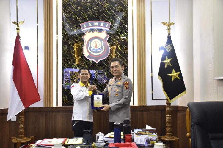 Kapolda Jambi Irjen Pol. Krisno H. Siregar menerima cendera mata dari Ketua PWI Kota Jambi dalam pertemuan silaturahmi di Mapolda Jambi, Selasa (21/4/2026). (Dok. Nahar)