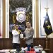Kapolda Jambi Irjen Pol. Krisno H. Siregar menerima cendera mata dari Ketua PWI Kota Jambi dalam pertemuan silaturahmi di Mapolda Jambi, Selasa (21/4/2026). (Dok. Nahar)